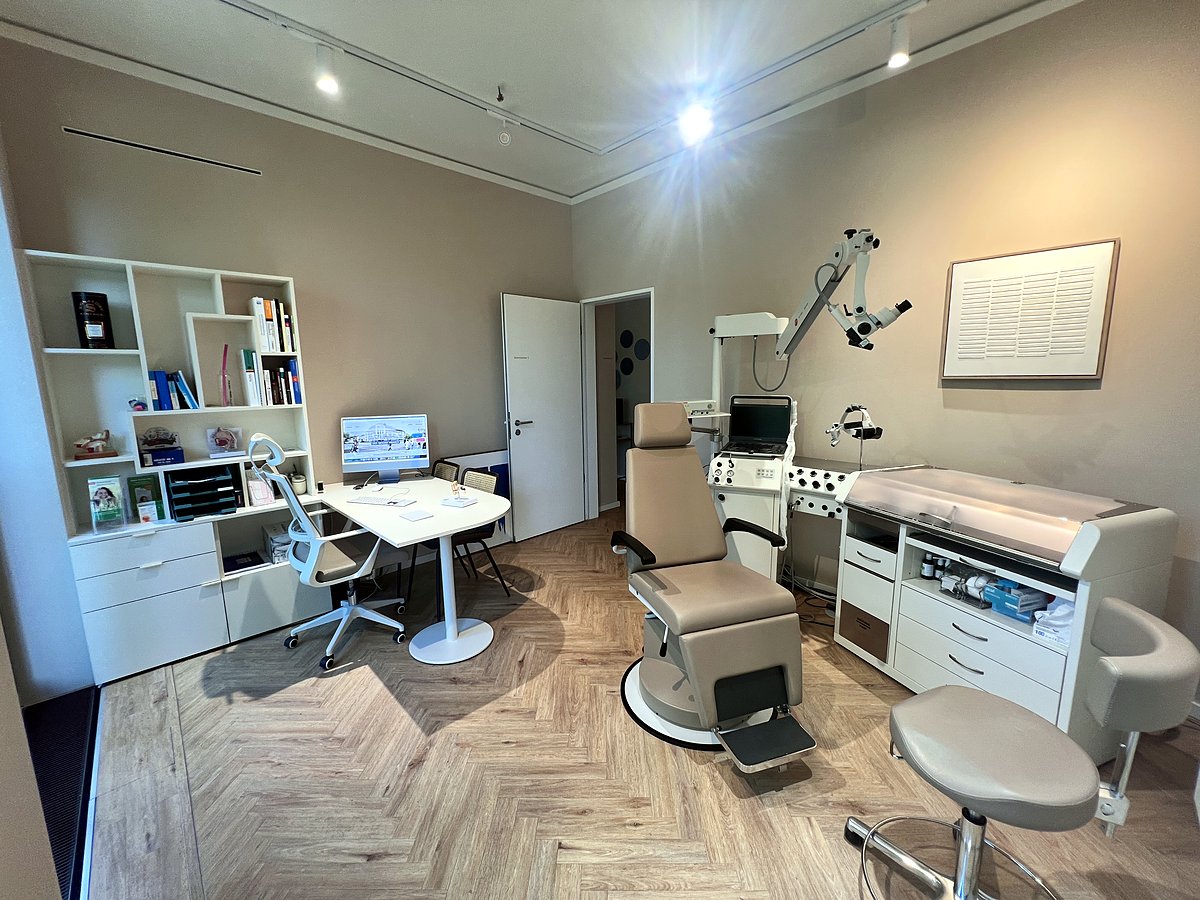 Sprechzimmer mit Diagnostikeinheit in der HNO Praxis Zehlendorf